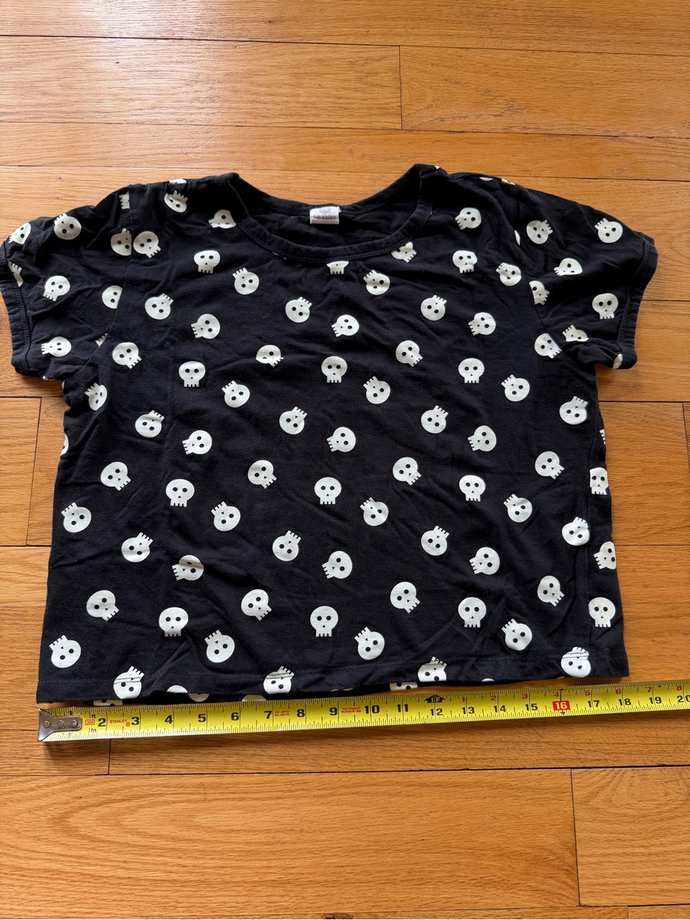 Black Skull Print Crop Top - Women's Cute Graphic Tee